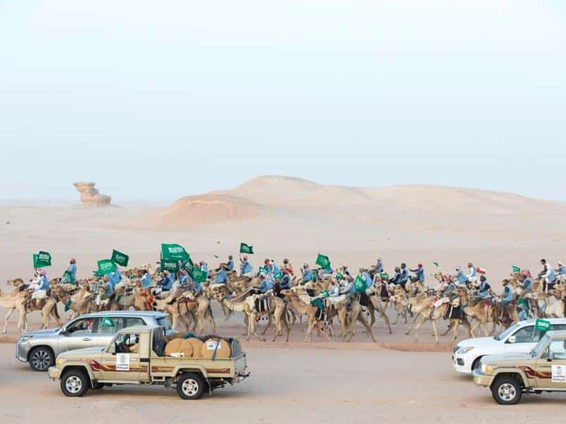 اضغط لمشاهدة الفيديو: لحظة وصول قافلة ركايب بعد أن قطعت صحراء الربع الخالي في 24 يومًا